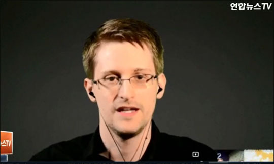 미국 국가안보국의 대규모 정보수집 행위를 폭로하고 러시아로 망명한 에드워드 스노든이 미국으로 돌아가 감옥에 가겠다는 제안을 했다고 밝혔다.(자료사진) 사진은 연합뉴스TV 화면 캡처.