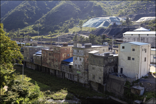 철암탄광역사촌의 철암천변 까치발건물 ⓒ 박상준