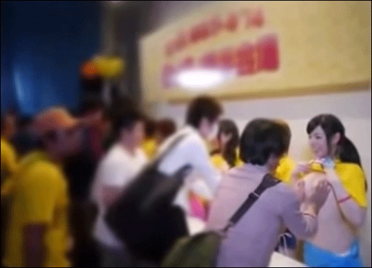 성인(AV) 배우의 가슴을 만지기 위해 기부하는 일본의 독특한 행사 영상이 인터넷에서 화제다. 사진은 유투브 동영상 캡처