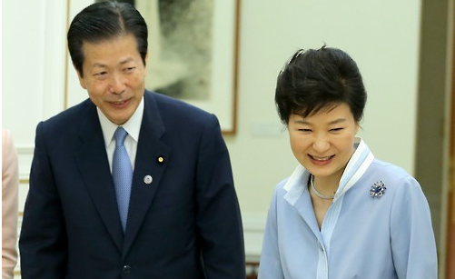 박근혜 대통령이 8일 청와대를 방문한 야마구치 일본 공명당 대표와 인사하고 나서 돌아서고 있다. ⓒ연합뉴스