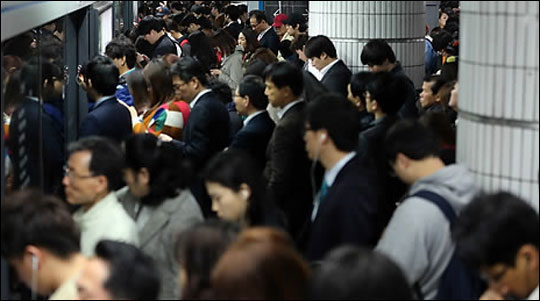 서울 지하철의 출입문 끼임 사고가 한달 평균 22.5건 발생하는 것으로 나타났다.(자료사진) ⓒ연합뉴스
