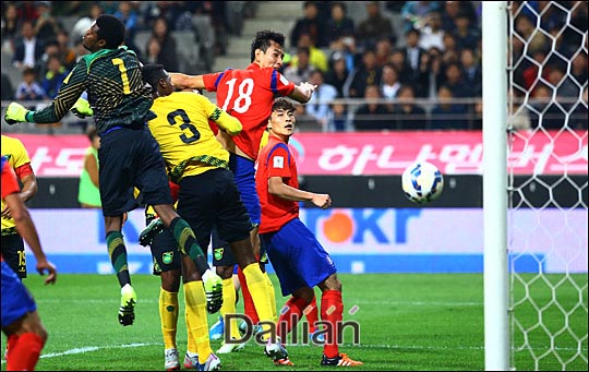지동원이 13일 오후 서울월드컵경기장에서 열린 국가대표 평가전 자메이카와의 경기에서 헤딩슛을 넣고 있다. ⓒ 데일리안 홍효식 기자