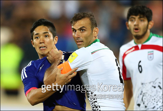 일본과 이란의 친선경기에서 양 팀 선수들이 치열한 몸싸움을 펼치고 있다. ⓒ 게티이미지