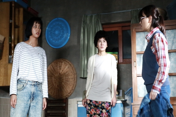 돌아온 '응답' 시리즈 tvN '응답하라 1988'이 다섯 가족 중 두 가족의 모습을 공개했다.ⓒtvN