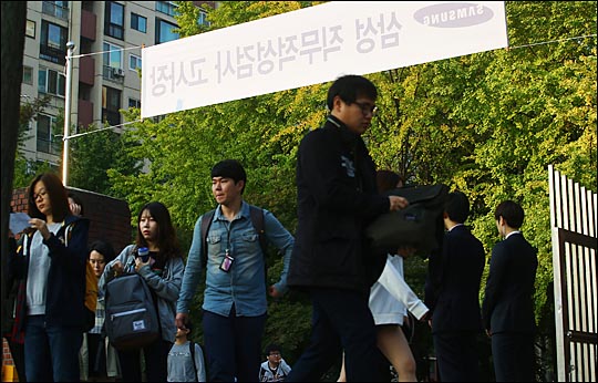 삼성그룹 공개채용 지원자들이 18일 오전 서울 강남구 압구정고등학교에서 열린 삼성직무적성검사(GSAT·Global Samsung Aptitude Test) 고사장으로 들어서고 있다.ⓒ데일리안 홍효식 기자