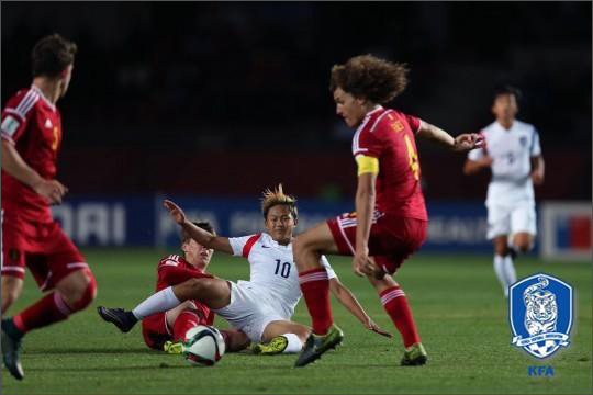 벨기에와의 ‘2015 FIFA U-17 월드컵’ 16강전서 이승우의 돌파가 상대 수비에 가로막히고 있다. ⓒ 대한축구협회