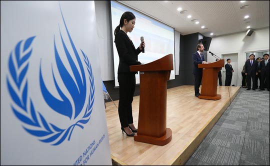 지난 6월 서울 UN북한인권서울사무소에서 열린 개소식에서 자이드 라드 알 후세인 유엔 인권최고대표가 홈페이지를 소개하며 서울사무소의 중요성에 대해 말하고 있다.  ⓒ사진공동취재단
