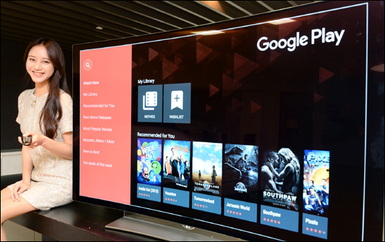 18일 여의도 트윈타워에서 LG전자 모델이 '구글 플레이 무비 & TV' 앱을 소개하고 있다. ⓒLG전자