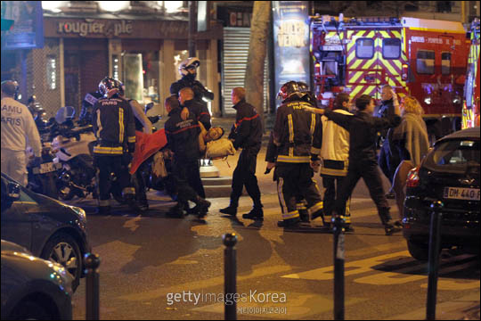미국 국무부에서 23일(현지시각) 자국민들을 상대로 테러주의보를 발령했다. 사진은 지난 13일 파리 테러 사건 당시 파리 시내의 모습이다. ⓒ게티이미지코리아