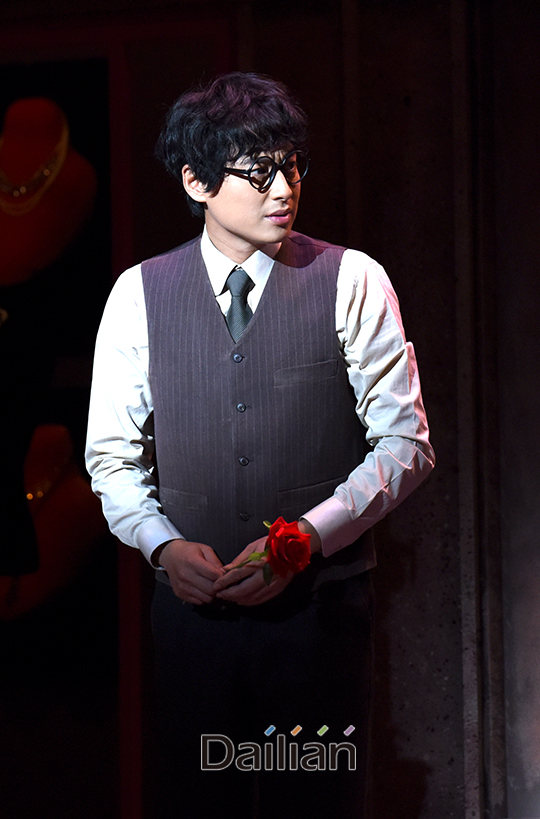 배우 이지훈이 뮤지컬 '벽을 뚫는 남자' 프레스콜에서 하이라이트 장면을 연기하고 있다. ⓒ 데일리안 이한철 기자