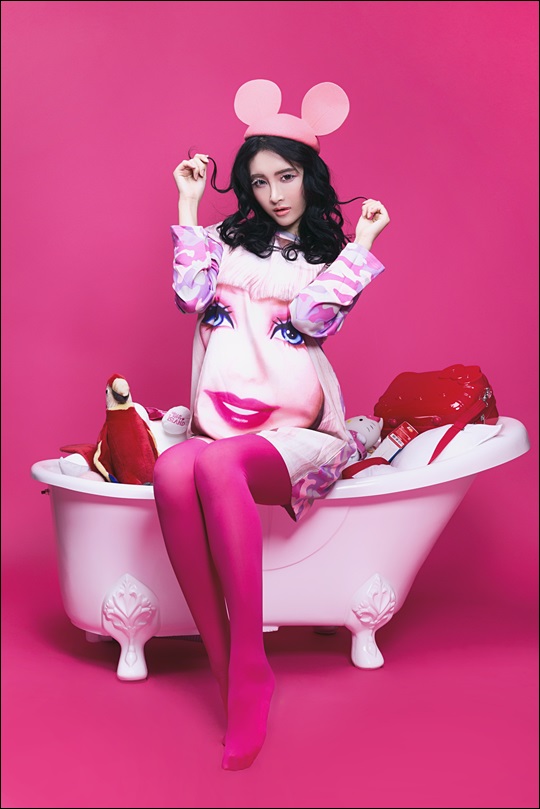 살빛 드러난 것 하나 없이도 충분히 두드러지는 김올리아의 섹시미 ⓒ파이브 시크릿 스튜디오 / 채승훈 포토그래퍼