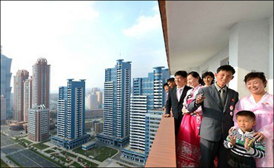 북한 조선중앙통신은 평양 중구역에 조성된 대규모 주택단지인 미래과학자거리에서 새집들이가 시작됐다고 5일 보도했다. ⓒ연합뉴스