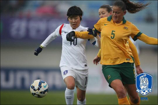 여자대표팀의 에이스 지소연이 호주 선수와 몸싸움을 펼치고 있다. ⓒ 대한축구협회
