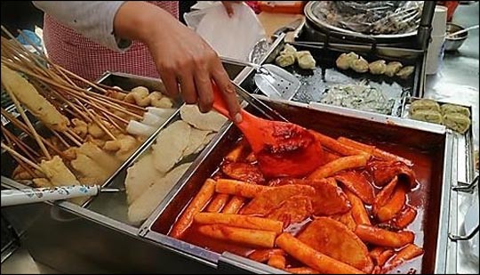 서울 메트로는 떡볶이·어묵 등 역사 환기 곤란 및 승객 불편을 야기할 수 있는 식품'을 역사 내 금지업종에 포함시켰다고 1일 밝혔다.ⓒ연합뉴스