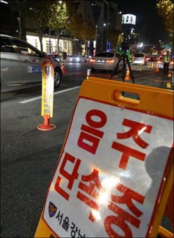 서울지방경찰청이 이달부터 내년 1월까지 2개월간 음주운전 특별단속에 나선다고 밝혔다. 사진은 지난해 11월 27일 새벽 서울 청담동 사거리 인근 도로에서 서울 강남경찰서 소속 경찰들이 음주 운전 단속을 하는 모습.ⓒ연합뉴스