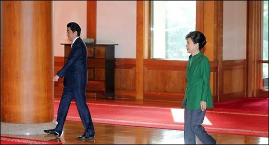 일본군 위안부 문제에 관해 기시다 후미오 일본 외무상이 한국과 일본 정부는 올해 안에 합의하기 어려울 것이라는 입장을 밝혔다. 사진은 지난달 2일 한일정상회담을 하기 위해 청와대를 방문한 아베 신조 일본 총리와 걷고 있는 박근혜 대통령.ⓒ연합뉴스