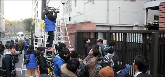 10일 산케이신문은 일본 도쿄 야스쿠니 신사 화장실 폭발음 사건 조사를 위해 일본 경찰이 한국에 수사관을 파견하는 방안을 검토한다고 보도했다. 사진은 용의자로 지목된 한국인 전모 씨(27)가 9일 체포돼 조사를 받는 일본 도쿄도 지요다구 소재 고지마치경찰서 후문 주변에 일본 취재진이 모여 있는 모습.ⓒ연합뉴스