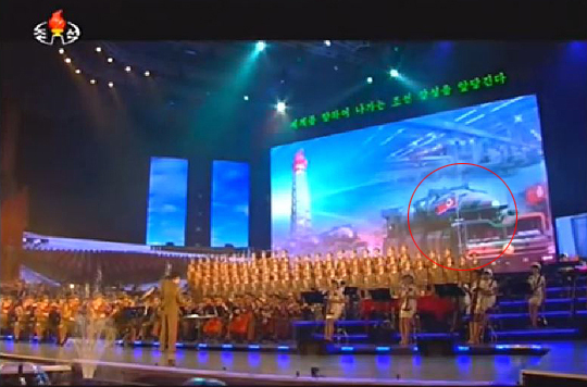 지난 10월 북한 모란봉악단과 공훈국가합창단의 합동공연이 진행되는 무대 뒤 영상으로 KN-08의 모습이 나오고 있다.유튜브 캡처