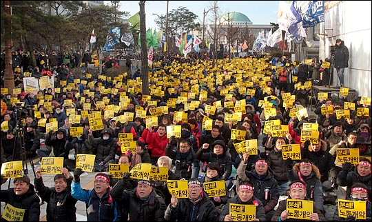 전국민주노동조합총연맹이 정부와 여당이 추진하는 노동개혁 입법에 반대하며 3차 총파업에 돌입한 16일 오후 서울 여의도 국회 앞 거리에서 열린 '노동개악 반대, 공안탄압 분쇄 민주노총 3차 총파업대회'에서 조합원들이 구호를 외치고 있다. ⓒ데일리안 박항구 기자