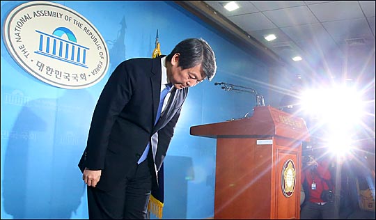 지난 13일 국회 정론관에서 탈당을 선언하고 인사하고 있는 안철수 무소속 의원. ⓒ데일리안 홍효식 기자