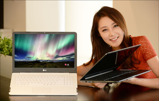 모델이 서울 여의도 LG 트윈타워에서 울트라 PC 신제품을 소개하고 있다. ⓒLG전자