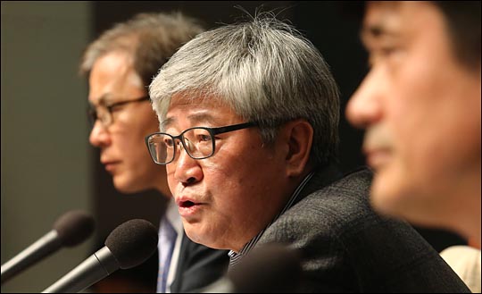 허남진 위원장(가운데)이 취재진의 질문에 답하고 있다. ⓒ데일리안 홍효식 기자