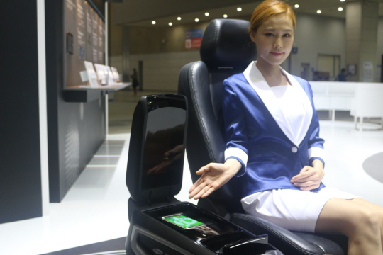 삼성전기 모델이 지난해 10월 경기도 일산 킨텍스에서 개최된 ‘제46회 한국전자산업대전(2015 KES)’에서 차량용 듀얼타입 무선충전 제품을 소개하고 있다.ⓒ삼성전기