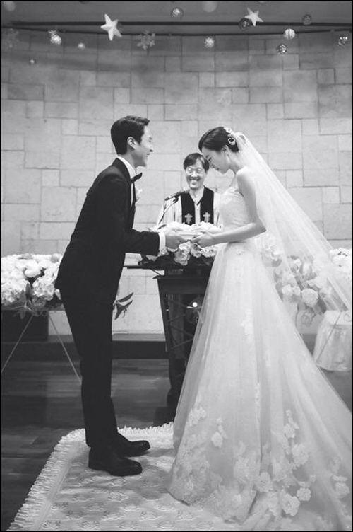 배우 정우와 김유미의 결혼식 장면이 공개됐다.ⓒFNC엔터테인먼트