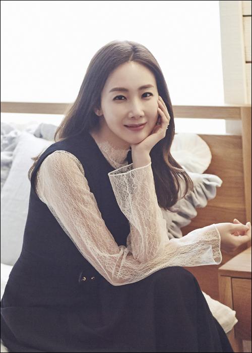 배우 최지우는 영화 '좋아해줘'에서 노처녀 승무원 함주란 역을 맡았다.ⓒCJ엔터테인먼트