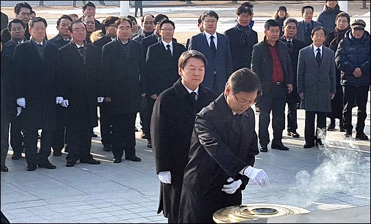 안철수, 천정배 국민의당 공동대표를 비롯한 의원들과 당원들이 4일 오전 광주 북구 운정동 국립 5·18민주묘지를 찾아 참배하고 있다. ⓒ데일리안 전형민 기자