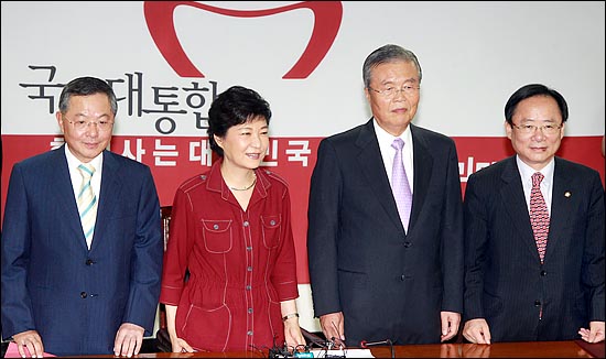 박근혜 대통령이 지난 대선 후보 당시인 2012년 9월 5일 서울 여의도 당사에서 김종인(왼쪽 세 번째) 당시 국민행복특위 위원장, 안대희(왼쪽) 당시 정치쇄신특위 위원장, 이주영 대선기획단장 등과 나란히 서 있다. (자료사진) ⓒ데일리안 박항구 기자