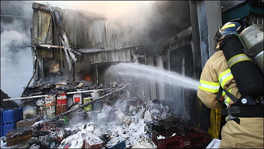 5일 오후 서울 동작구 노량진 수산시장 내 식자재 납품하는 창고에서 화재가 발생한 가운데 소방대원들이 불을 진압하고 있다. ⓒ데일리안 홍효식 기자