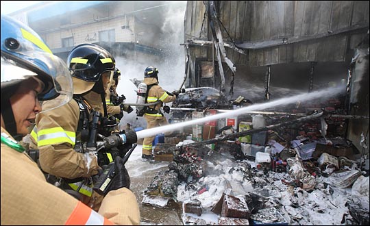 5일 오후 서울 동작구 노량진 수산시장 내 식자재를 납품하는 창고에서 화재가 발생한 가운데 소방대원들이 불을 진압하고 있다. ⓒ데일리안 홍효식 기자