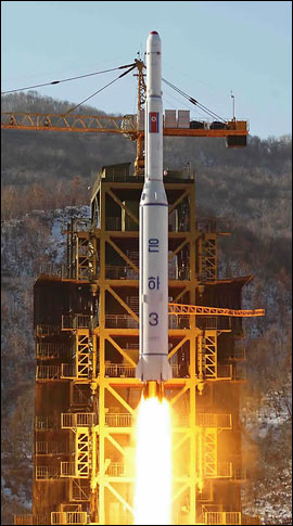 북한이 7일 평안북도 철산군 동창리 미사일 발사장에서 장거리 로켓(미사일)을 발사했다. 사진은 지난 2012년 북한이 발사한 은하3호 장거리미사일.ⓒ연합뉴스