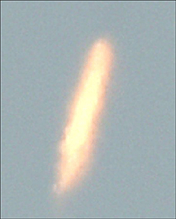 북한이 7일 미사일(로켓) 발사를 강행해 장거리 탄도미사일로 추정되는 물체(사진)가 하늘로 솟아오르고 있다. 사진은 중국 랴오닝(遼寧)성 단둥(丹東) 측에서 바라본 발사물의 모습. ⓒ연합뉴스