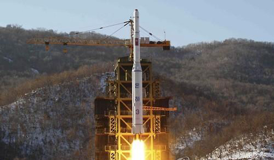  북한이 7일 장거리 미사일을 발사했다. 북한은 지난 2일 국제해사기구(IMO) 등 국제기구에 오는 8∼25일에 지구관측 위성을 발사하겠다고 밝혔고 위성 이름이 '광명성'이라고 통보했다. 사진은 북한 조선중앙통신이 2012년 12월 12일 보도한 평안북도 철산군 동창리 서해위성발사장에서 발사되고 있는 북한 장거리 로켓 은하3호.ⓒ연합뉴스