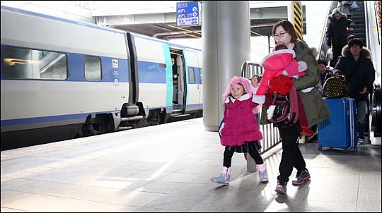 설 연휴를 하루 앞둔 5일 오후 서울역에서 한 가족이 고향으로 향하는 기차에 오르기 위해 발걸음을 옮기고 있다. ⓒ데일리안 홍효식 기자