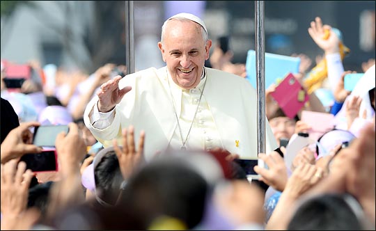 프란치스코 교황이 오는 12~17일 멕시코를 방문한다. 지난 2014년 8월 16일 서울 광화문 광장에서 열린 '윤지충 바오로와 동료 순교자 123위 시복식'에 앞서 오픈카를 타고 이동하며 신도와 시민들에게 인사하고 있는 교황. (자료사진) ⓒ사진공동취재단