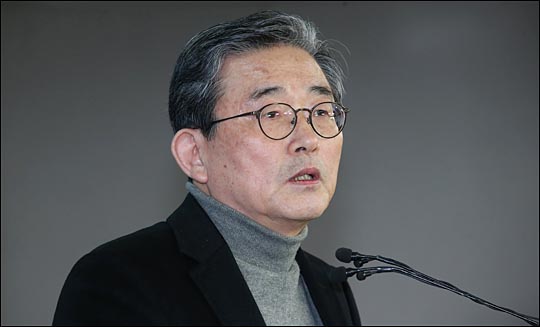 새누리당 4.13 총선 공직자후보추천관리위원장인 이한구 의원이 지난 4일 오후 국회 정론관에서 기자회견을 열고 후보자 자격 기준에 대해 설명하고 있다. ⓒ데일리안 홍효식 기자