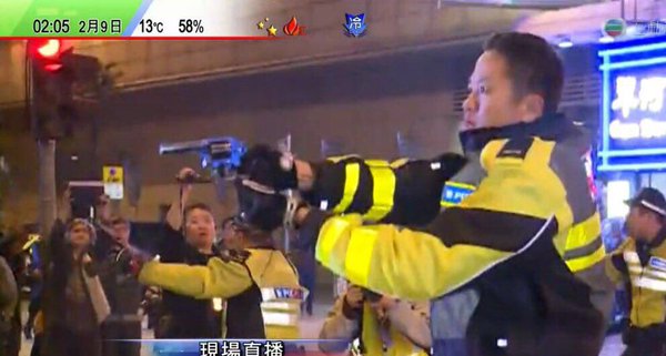 홍콩에서 춘제 당일 노점상 단속에 반발한 시민들의 항의가 폭력 시위로 변질해 100여 명이 부상하고, 63명이 연행됐다. 사진은 홍콩 현지언론 TVB 뉴스보도화면 캡처.