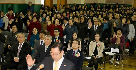오는 13~14일 방송통신중학교의 첫 졸업생이 배출될 예정이다. 사진은 지난해 3월 14일 서울 마포구의 아현중학교 부설 방송통신중학교 입학식이 진행되고 있는 모습.ⓒ연합뉴스
