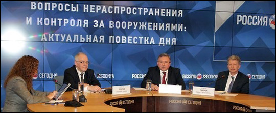 10일(현지시각) 러시아 외무부 미하일 울리야노프 비확산·군비통제 국장(왼쪽에서 세번째)이 모스크바에서 열린 기자회견에서 북한의 장거리 로켓 발사와 관련된 얘기를 하고 있다.ⓒ연합뉴스