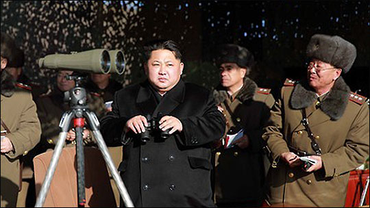 지난 1월 5일 김정은 북한 국방위원회 제1위원장의 조선인민군 대연합부대 포사격 경기 관람 당시 리영길 군 총참모장이 수행하고 있는 모습. ⓒ연합뉴스