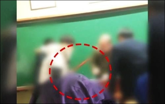 2015년 12월 23일 이천 모 고등학교에서 학생들이 수업시간 중 기간제교사를 빗자루로 수차례 때리고 폭언을 퍼붓는 행위가 영상으로 전해지면서 큰 파장이 일었다. ⓒ연합뉴스