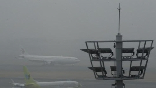 지난 3일 김포공항 국내선 활주로에 짙은 안개가 드리워져 있다. ⓒ연합뉴스 