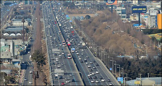 설 연휴가 끝난 지 사흘 만에 다시 돌아온 휴일인 13일 고속도로는 원활한 소통을 회복했다.(자료사진) ⓒ연합뉴스