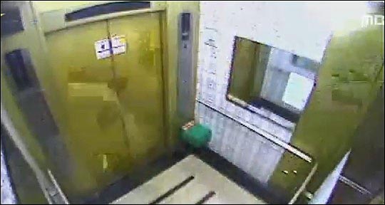 한 50대 여성이 한나절 이상 고장 난 엘리베이터에 갇혀 밤을 새면서도 그림을 그리고 시를 쓴 것으로 알려져 화제다.(자료사진) MBC 뉴스 화면 캡처