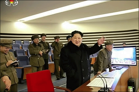 김정은 북한 국방위원회 제1위원장이 7일 광명성 4호 발사를 참관했다고 조선중앙TV 보도했다.ⓒ연합뉴스