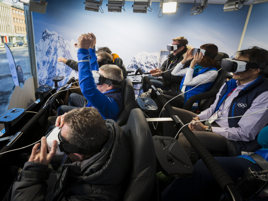 토마스 바흐 IOC위원장(앞줄 가운데 푸른 상의에 손을 든 사람)이 11일(현지시간) IOC 관계자들과 노르웨이 릴레함메르에 위치한 ‘삼성 갤럭시 스튜디오’를 방문해 ‘기어 VR’과 4D 체험의자를 통해 스키점프 가상현실(VR) 콘텐츠를 체험하고 있다.ⓒ삼성전자