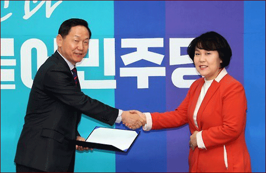 정춘숙 전 한국여성의전화 상임대표가 14일 오전 국회에서 더불어민주당 입당원서를 김상곤 인재영입위원장에게 제출하고 있다. ⓒ연합뉴스 